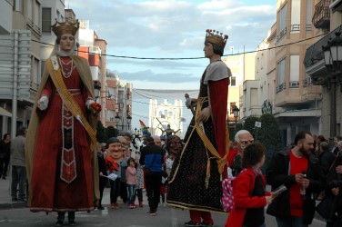 Centenars de persones van participar pels carrers d’Amposta i a Lo Pati en aquesta catarsi festiva col·lectiva, impulsada pel Centre d’Art, que té el doble objectiu de donar visibilitat a artistes eme